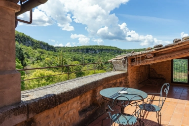 Spacious village property with garden and pool in Saignon. for sale for 920,000&euro; in Vaucluse, Provence-Alpes-Côte-d\'Azur