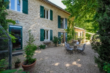 Authentic Provençal farmhouse with garden, pool and views of the Luberon. for sale for 950,000&euro; in Vaucluse, Provence-Alpes-Côte-d\'Azur