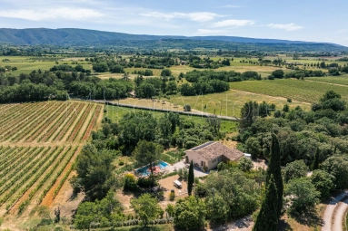 2 Bedroom(s) - 1 Bathroom(s) - 10,000m² land for sale in Vaucluse, Provence-Alpes-Côte-d\'Azur, France - FrenchPropertyPortal.com Elegant villa in the Bonnieux valley. for sale for 650,000€ in Vaucluse, Provence-Alpes-Côte-d\'Azur