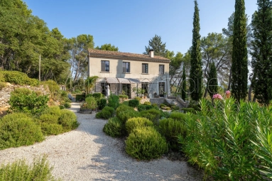 Rural bastide-style property with salt-water swimming pool and incredible views. for sale for 1,570,000&euro; in Vaucluse, Provence-Alpes-Côte-d\'Azur