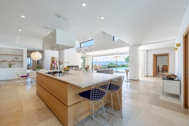 Exceptional stone property with unrivalled views over the Luberon and the Alpilles. for sale for 3,500,000&euro; in Vaucluse, Provence-Alpes-Côte-d\'Azur