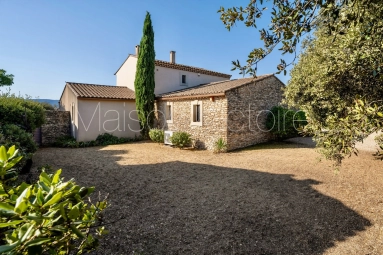 Charming Property with Pool, Panoramic Views & Olive Grove — A Quiet Retreat Near the Heart of the Village. for sale for 1,150,000&euro; in Vaucluse, Provence-Alpes-Côte-d\'Azur