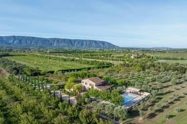 Exceptional 7-acre Gordes farmhouse property combining authenticity and modern comfort. for sale for 2,480,000&euro; in Vaucluse, Provence-Alpes-Côte-d\'Azur