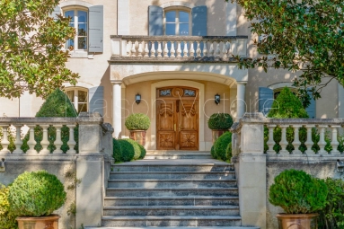 Beautifully renovated manor house in idyllic countryside location for sale for 3,350,000&euro; in Vaucluse, Provence-Alpes-Côte-d\'Azur