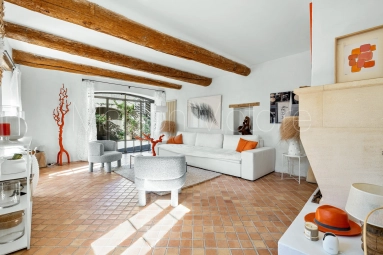 Tastefully remodelled 19th century village house with walled garden and pool. for sale for 890,000&euro; in Vaucluse, Provence-Alpes-Côte-d\'Azur