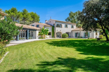 8 Bedroom(s) - 7 Bathroom(s) - 146,000m² land for sale in Vaucluse, Provence-Alpes-Côte-d\'Azur, France - FrenchPropertyPortal.com Exceptional Provençal estate near L'Isle-sur-la-Sorgue for sale for 5,200,000€ in Vaucluse, Provence-Alpes-Côte-d\'Azur