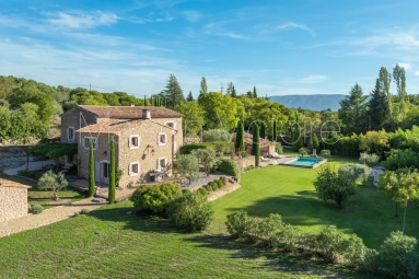 Exceptional Gordes retreat with landscaped grounds and refined interiors. for sale for 2,190,000&euro; in Vaucluse, Provence-Alpes-Côte-d\'Azur