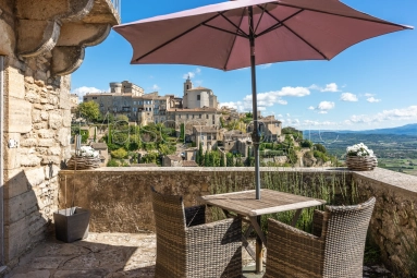 Stone house with breathtaking views of Gordes and incredible development potential. for sale for 890,000&euro; in Vaucluse, Provence-Alpes-Côte-d\'Azur