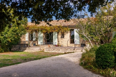 4 Bedroom(s) - 4 Bathroom(s) - 3,215m² land for sale in Vaucluse, Provence-Alpes-Côte-d\'Azur, France - FrenchPropertyPortal.com Charming former Bergerie in an unrivalled location in Gordes. for sale for 1,920,000€ in Vaucluse, Provence-Alpes-Côte-d\'Azur