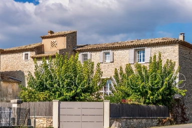 18th century stone house with walled garden and pool in picturesque Villars. for sale for 835,000&euro; in Vaucluse, Provence-Alpes-Côte-d\'Azur