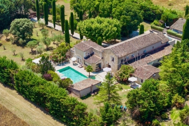 Stone farmhouse located on the edge of the Luberon village of Taillades. for sale for 1,595,000&euro; in Vaucluse, Provence-Alpes-Côte-d\'Azur