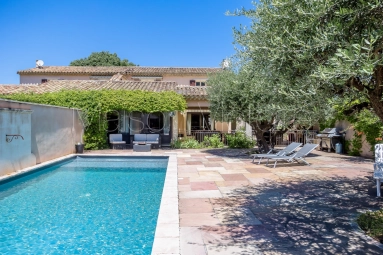 Spacious village property with swimming pool and views for sale for 899,000&euro; in Vaucluse, Provence-Alpes-Côte-d\'Azur