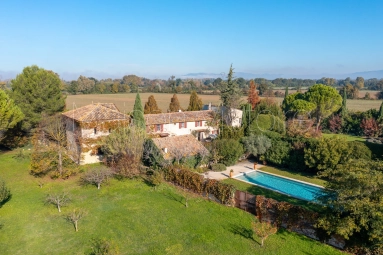 Superb 18th century farmhouse on landscaped grounds including a swimming pool. for sale for 1,995,000&euro; in Vaucluse, Provence-Alpes-Côte-d\'Azur