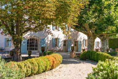 Beautiful 19th-century Provençal residence, embraced by verdant surroundings. for sale for 2,530,000&euro; in Vaucluse, Provence-Alpes-Côte-d\'Azur