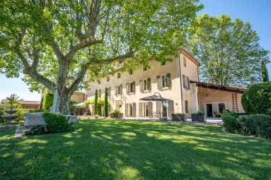An outstanding 18th century 'bastide' surrounded by 1.25 acres of land. for sale for 2,480,000&euro; in Vaucluse, Provence-Alpes-Côte-d\'Azur