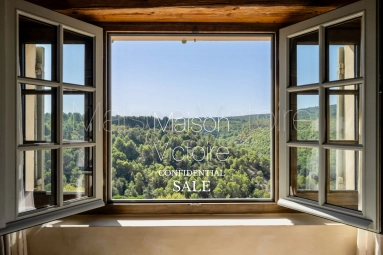 Centuries-old hilltop home in the heart of the village. for sale for 795,000&euro; in Vaucluse, Provence-Alpes-Côte-d\'Azur