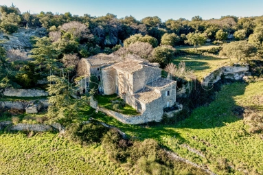 An unparalleled renovation project in an exclusive setting in Gordes. for sale for 2,950,000&euro; in Vaucluse, Provence-Alpes-Côte-d\'Azur