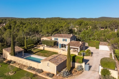 4 Bedroom(s) - 3 Bathroom(s) - 3,900m² land for sale in Vaucluse, Provence-Alpes-Côte-d\'Azur, France - FrenchPropertyPortal.com Stone Bastide in a peaceful setting with swimming pool, garden, double garage and views over the Luberon for sale for 1,795,000€ in Vaucluse, Provence-Alpes-Côte-d\'Azur
