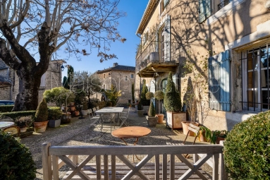 Elegant 18th-century house in the heart of the village. for sale for 950,000&euro; in Vaucluse, Provence-Alpes-Côte-d\'Azur