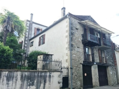 An interesting Property with The Opportunity to Generate an income Situated in a Bustling Lot Et Garonne Village with Shops for sale for 172,800&euro; in Lot-et-Garonne, Aquitaine