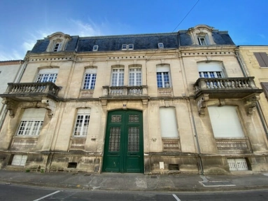 A Beautiful Bourgeoise Property For Sale comprising of a 6 Bedroomed Apartment across 3 floors close to Bergerac Centre with all Amenities in Hand for sale for 265,000&euro; in Gironde, Aquitaine