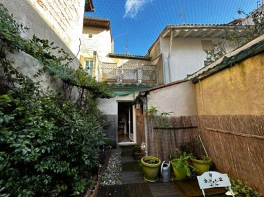 An interesting property offering generous space with its shop front 1st floor apartment and separate stone building to the rear ripe for converting. for sale for 145,800&euro; in Gironde, Aquitaine