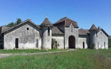 An interesting and imposing fortress property offering 6 bedrooms in the main house and numerous outbuildings. for sale for 630,000&euro; in Gironde, Aquitaine