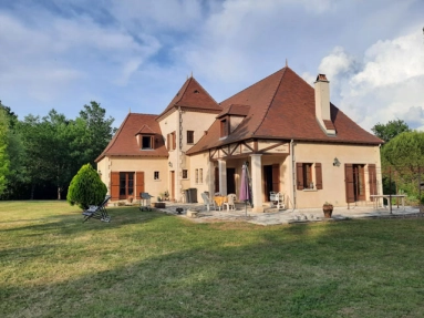 8 Bedroom(s) - 4 Bathroom(s) - 18,779m² land for sale in Lot-et-Garonne, Aquitaine, France - FrenchPropertyPortal.com Spacious Périgourdine home, character farmhouse with barn and separate villa to renovate. for sale for 546,000€ in Lot-et-Garonne, Aquitaine