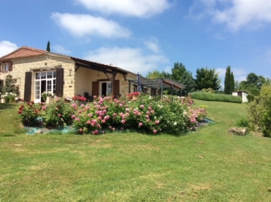 A beautiful and well presented farmhouse oozing with charater and charm with 4 bedrooms and a heated swimming pool. for sale for 390,000&euro; in Lot-et-Garonne, Aquitaine