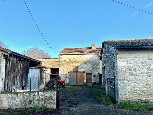 An interesting collection of stone barns ripe for renovation and in good condition throughout. for sale for 120,000&euro; in Gironde, Aquitaine