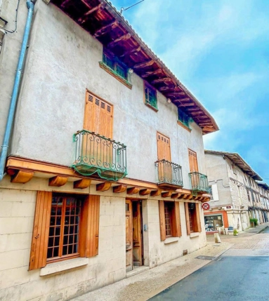 A rare opportunity to acquire a historic property situated in a bustling bastide town with public transport and offering elegance and charm. for sale for 275,000&euro; in Gironde, Aquitaine