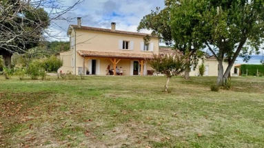 An interesting property on the edge of a bustling bastide town with all amenities within 15 minutes and offering desirable grounds with swimming pool. for sale for 430,000€ in Gironde, Aquitaine