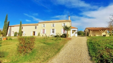 An attractive imposing property offering 4 bedrooms in a small village to basic amenities including bar and small restaurant. for sale for 400,000€ in Lot-et-Garonne, Aquitaine