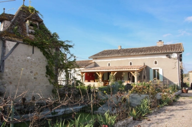 6 Bedroom(s) - 4 Bathroom(s) - 4,000m² land for sale in Lot-et-Garonne, Aquitaine, France - FrenchPropertyPortal.com A 6 bedroomed stone house with a separate cottage, barn, small pigeonnier and Chai situated in the countryside and just 3km from the historic village of Lauzun with all amenities. for sale for 315,000€ in Lot-et-Garonne, Aquitaine
