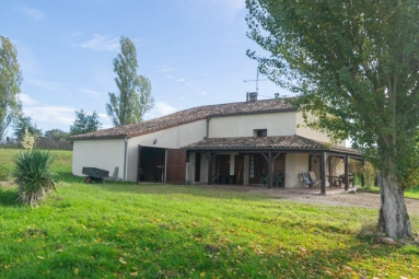 4 Bedroom(s) - 1 Bathroom(s) - 10,000m² land for sale in Lot-et-Garonne, Aquitaine, France - FrenchPropertyPortal.com A charming 5 bedroomed farmhouse with panoramic views, one hectare of land and swimming pool located in the peaceful countryside and yet just a 5 minute drive to a choice of villages. for sale for 264,800€ in Lot-et-Garonne, Aquitaine
