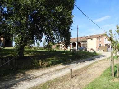 8 Bedroom(s) - 4 Bathroom(s) - 4,500m² land for sale in Lot-et-Garonne, Aquitaine, France - FrenchPropertyPortal.com A 5 bedroom stone house with 2 optional gites, and 2 barns located between Casteljaloux and Tonneins for sale for 360,000€ in Lot-et-Garonne, Aquitaine