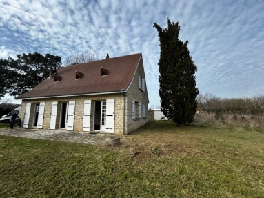 An attractive perigourdine property with a manageable sized garden, just a stones throw away from the Dordogne River. for sale for 151,200&euro; in Gironde, Aquitaine
