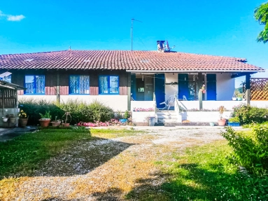 3 Bedroom(s) - 1 Bathroom(s) - 3,524m² land for sale in Dordogne, Aquitaine, France - FrenchPropertyPortal.com A single storey 3 bedroom property with Swimming Pool located in a village, close to a golf course! for sale for 249,000€ in Dordogne, Aquitaine
