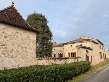 Elegant 18th-Century Manoir with Exceptional Character for sale for 640,000&euro; in Gironde, Aquitaine