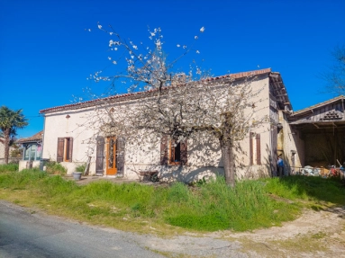 Stone property with outbuildings and development Potential near Lauzun! for sale for 140,400&euro; in Lot-et-Garonne, Aquitaine