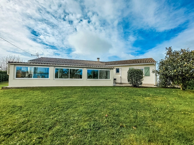 4 Bedroom(s) - 2 Bathroom(s) - 1,200m² land for sale in Lot-et-Garonne, Aquitaine, France - FrenchPropertyPortal.com Elegant single-storey 4 bedroom retreat with spacious garden near charming French village! for sale for 235,400€ in Lot-et-Garonne, Aquitaine