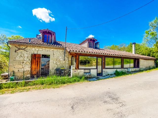 Charming French Stone Property located on a quiet lane with Land & Pool. Great renovation opportunity! for sale for 165,800&euro; in Lot-et-Garonne, Aquitaine