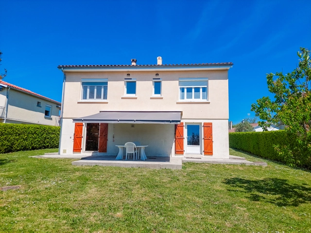 Charming dual-level Villa with independent living potential all just a short stroll from Lauzun! for sale for 167,400&euro; in Lot-et-Garonne, Aquitaine