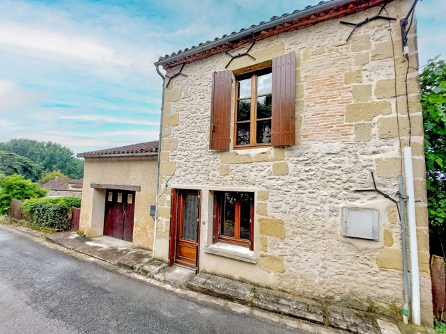 Charming Village House with Sun-Trap Courtyard & Garage – Steps from Bakery & Market in Historic Lauzun. for sale for 156,600&euro; in Lot-et-Garonne, Aquitaine