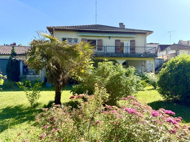 Charming Village Property with Mature Garden, Fruit Trees & Barn in the Heart of a Medieval Village! for sale for 181,900&euro; in Lot-et-Garonne, Aquitaine