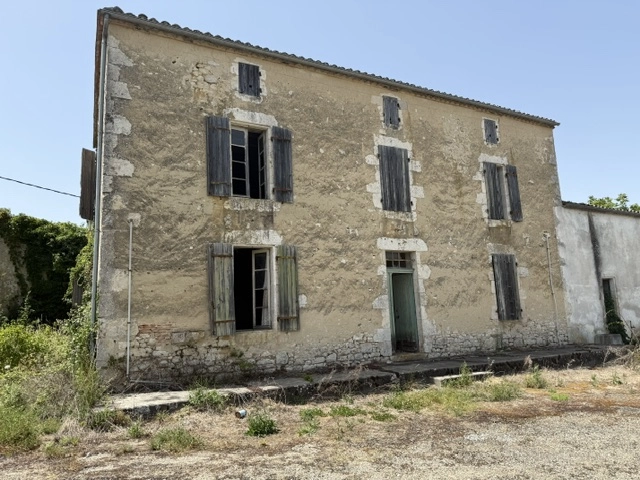 57,500m² land for sale in Lot-et-Garonne, Aquitaine, France - FrenchPropertyPortal.com Character Maison de Maître with Lake and Exceptional Development Potential for sale for 265,000€ in Lot-et-Garonne, Aquitaine