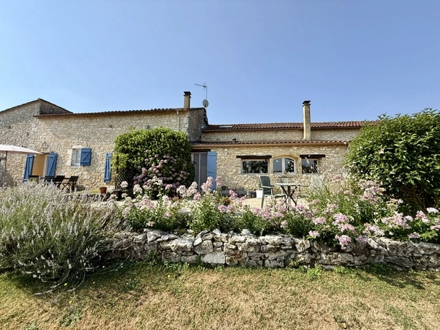 6 Bedroom(s) - 4 Bathroom(s) - 6,662m² land for sale in Dordogne, Aquitaine, France - FrenchPropertyPortal.com Magnificent Stone Property Combining French Charm and Modern Luxury for sale for 580,000€ in Dordogne, Aquitaine