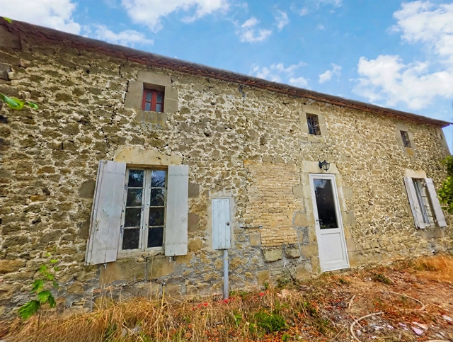 Exceptional Stone Maison de Maître with Panoramic Views – Partially Renovated with Outstanding Potential for sale for 167,400&euro; in Lot-et-Garonne, Aquitaine