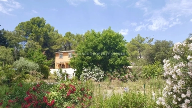 Small hotel with restaurant for sale in pittoresque Villecroze. for sale for 773,000&euro; in Var, Provence-Alpes-Côte-d\'Azur