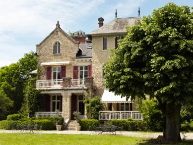 15 Bedroom(s) - 7 Bathroom(s) - 37,190m² land for sale in Dordogne, Aquitaine, France - FrenchPropertyPortal.com Character property with strong tourism investment potential for sale for 837,400€ in Dordogne, Aquitaine